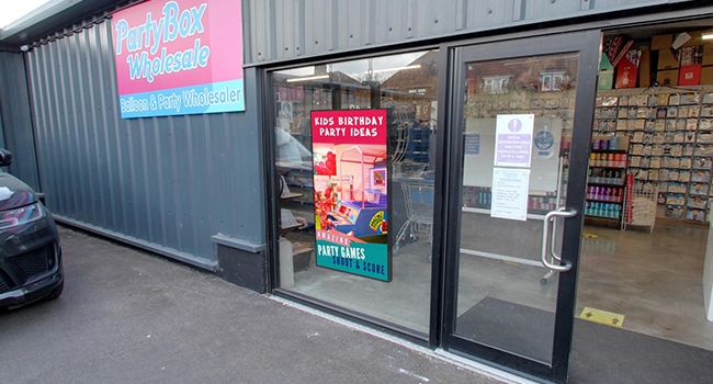 digital window displays used in restaurant scenarios